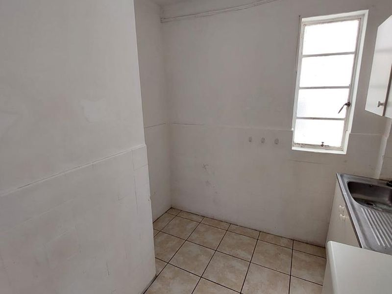 Unfurnished 3-Bedroom Apartment To Rent in Long Street! - Photo 5