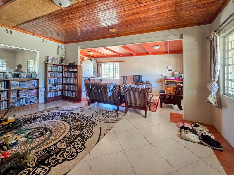 Omaruru:  3 Bedr Home with 4 x 2 Bedroom Flats for Sale - Photo 6