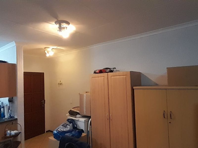 Spacious living in a well-maintained complex - perfect for comfortable family living - Photo 4