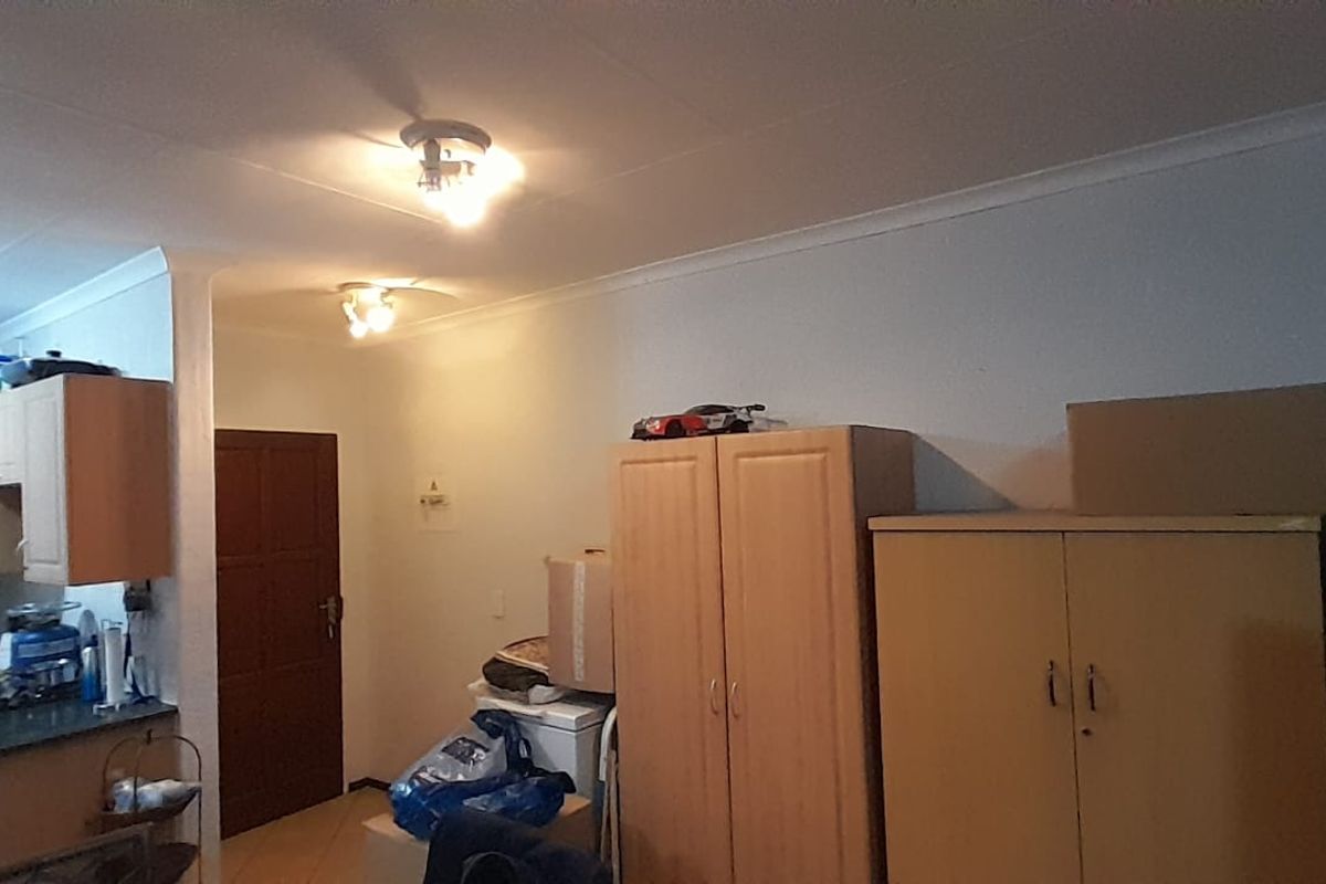 Spacious living in a well-maintained complex - perfect for comfortable family living - Photo 4