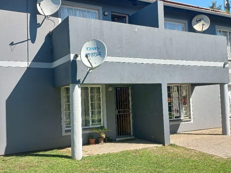 24 hour security complex, 2 bedroom spacious unit in Comet on first floor - Photo 2