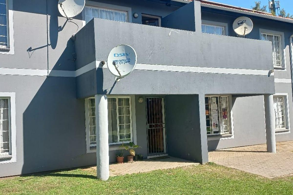 24 hour security complex, 2 bedroom spacious unit in Comet on first floor - Photo 2