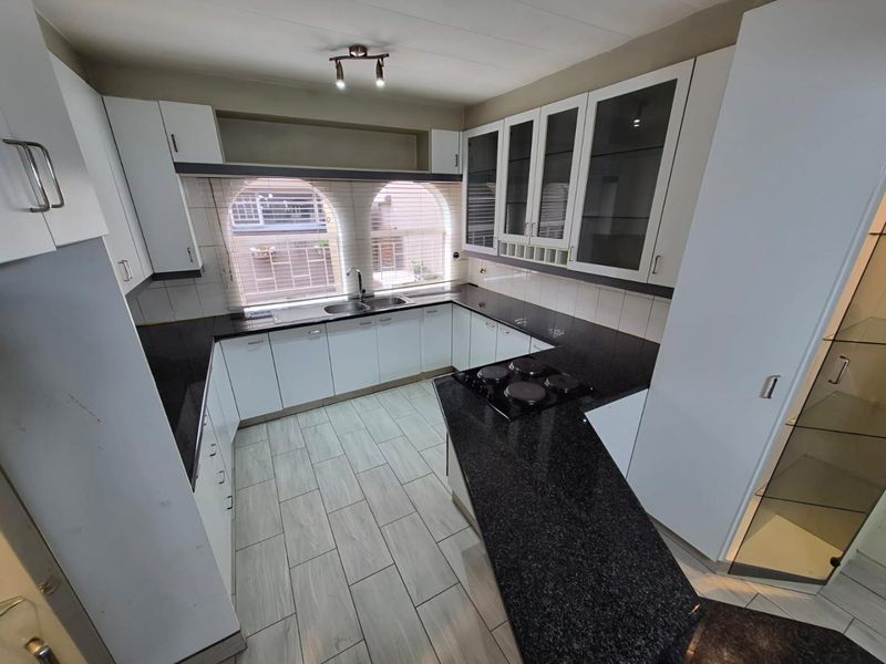 Secure living in the heart of Goedeburg! - Photo 9