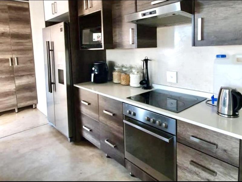 Secure & Stylish in Bendor's Finest: Double-Storey 3-Bed Townhouse in Prestigious Villa Fuhri – Move-In Ready! - Photo 2