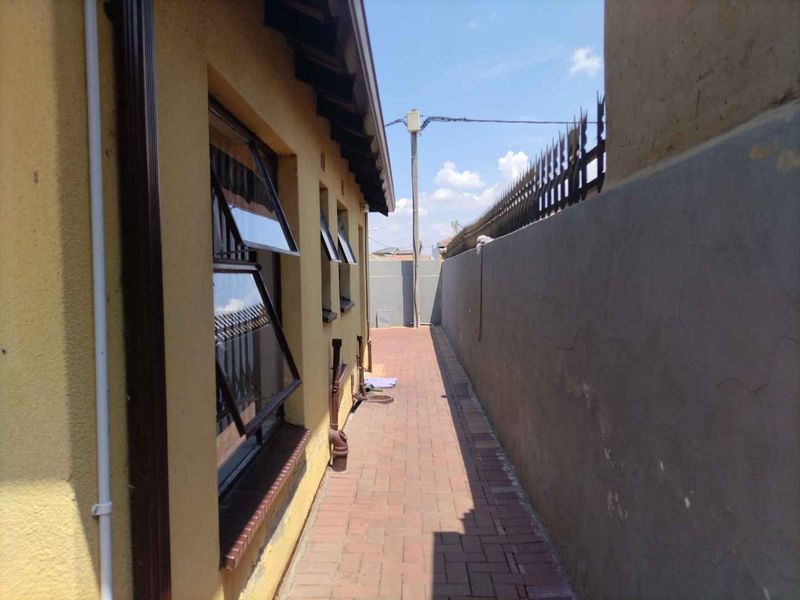 Beautiful home in a gated community - Photo 5