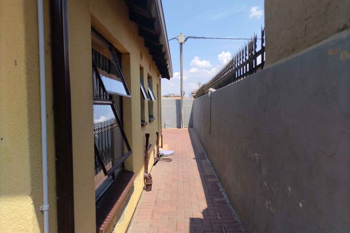 Beautiful home in a gated community - Photo 5