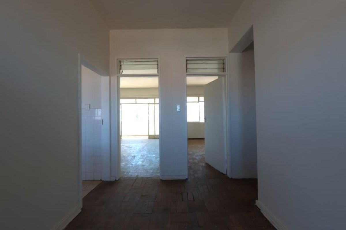 ONE AND HALF BEDROOM FLAT IN PRETORIA WEST : SIX MONTHS SPECIAL PRICE - R4020.00. - Photo 2