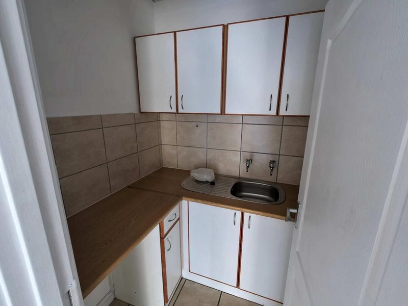 204SMQ SECURE WAREHOUSE TO LET IN MONTAGUE GARDENS - Photo 10