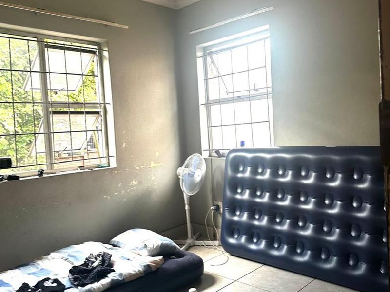 Step into comfort and convenience with this beautifully maintained 3-bedroom flat, perfectly designed for modern living. - Photo 10