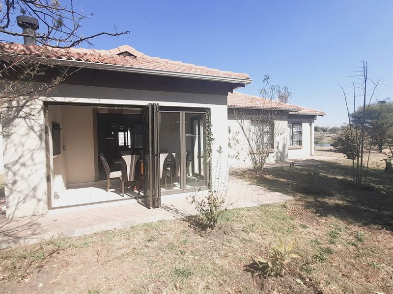 "Prime Riverfront Living: Unobstructed Views & Modern Luxury" - Photo 3