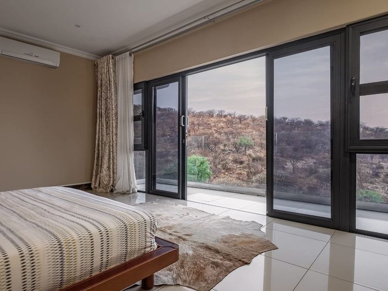 Contemporary Executive Retreat in Auasblick – Nature Views & Pool (House to Rent N$ 40 000) - Photo 4