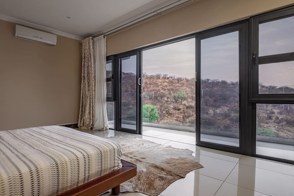 Contemporary Executive Retreat in Auasblick – Nature Views & Pool (House to Rent N$ 40 000) - Photo 4