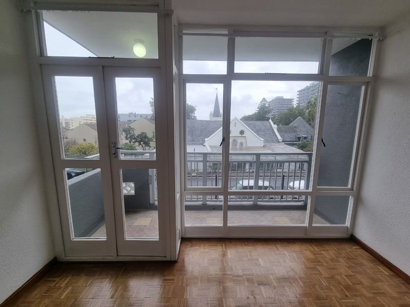 Unfurnished 1-Bedroom Apartment To Ret in Sea Point - Photo 8