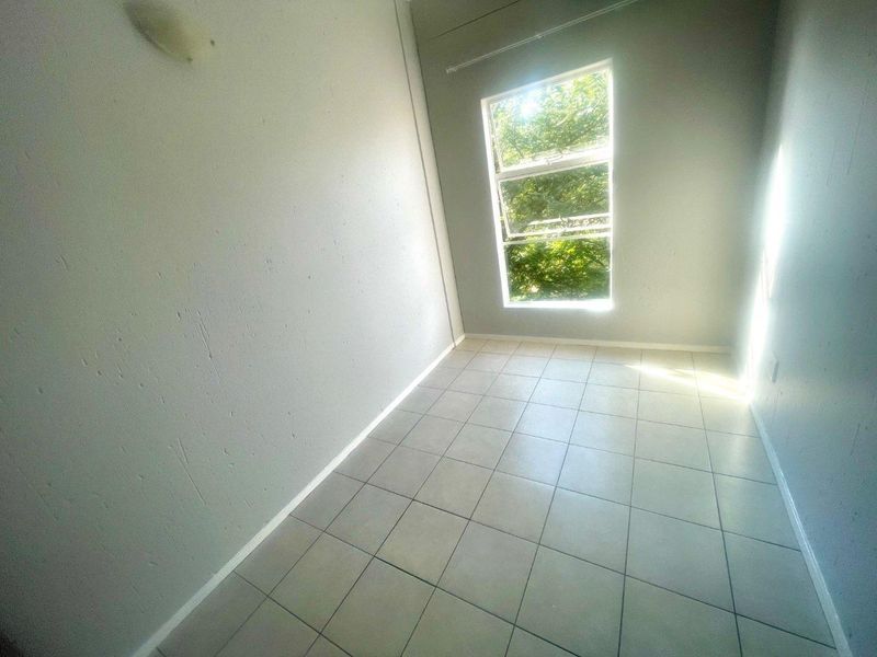 Kempton Park Proper: Modern 2-Bedroom Apartment with Parking - Photo 3