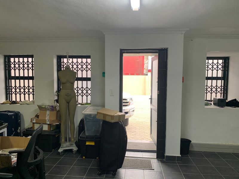 Spacious Warehouse with Office & Mezzanine – Prime Location! - Photo 2