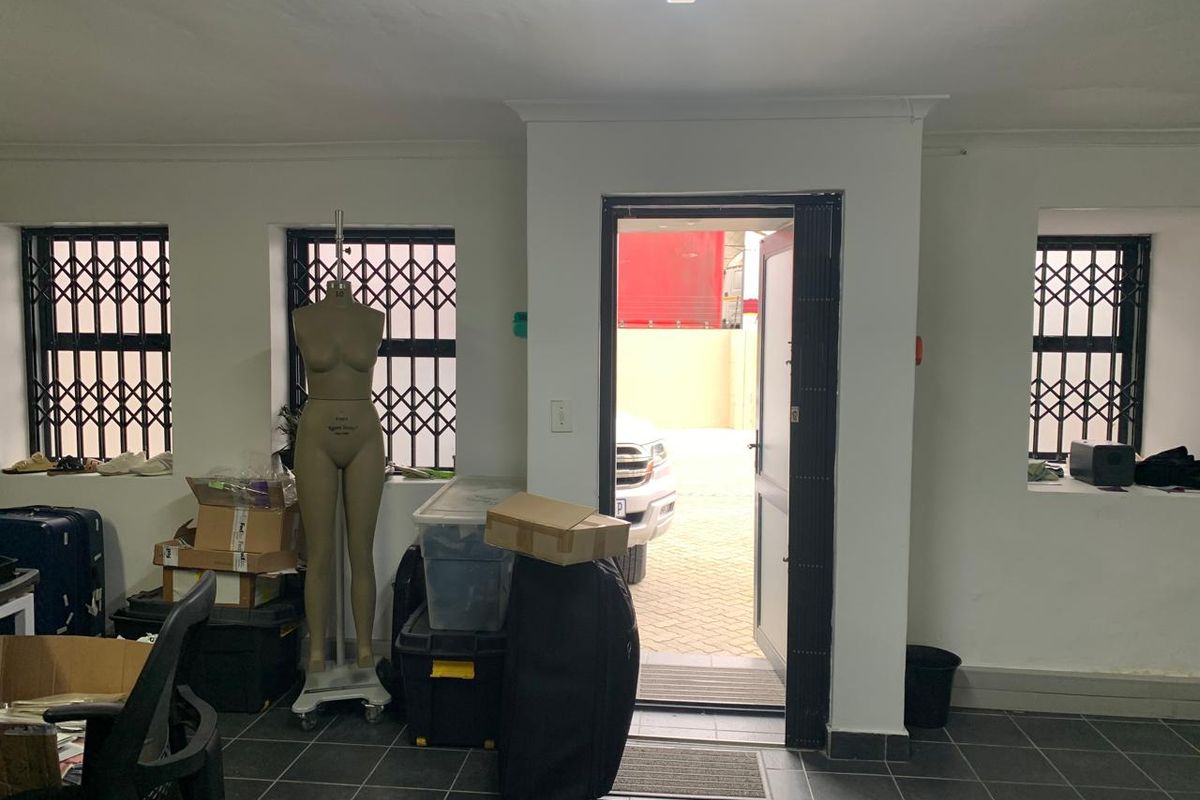 Spacious Warehouse with Office & Mezzanine – Prime Location! - Photo 2
