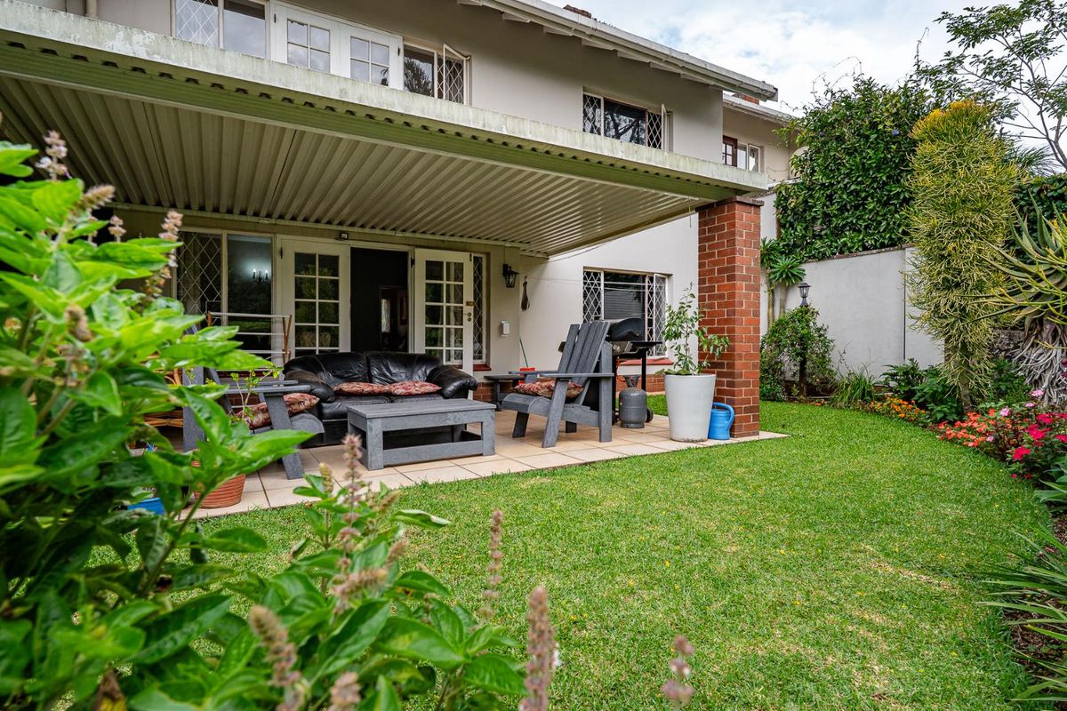 SPACIOUS DUPLEX LIVING IN SOUGHT-AFTER GILLITTS - Photo 2