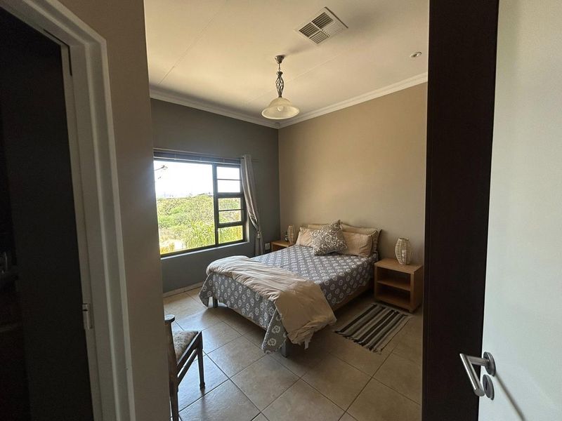 A well-maintained 4-bedroom home, surrounded by nature, offering comfortable estate living just outside the city. - Photo 8