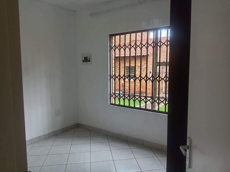 TWO BEDROOM TOWNHOUSE FOR SALE IN DAWN PARK - Photo 10