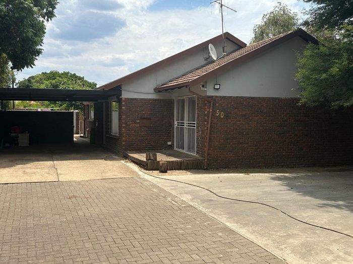 Property #2331079, House Sold in Rooihuiskraal