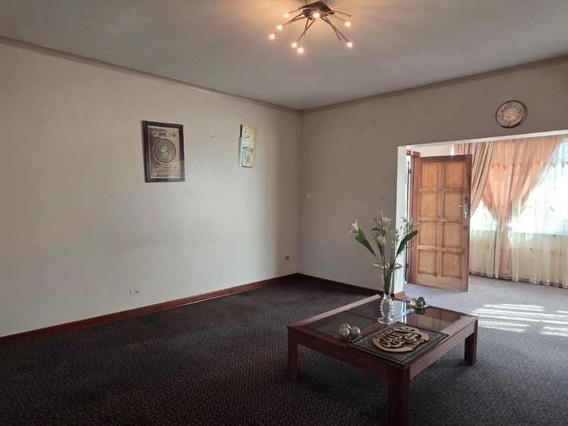 Spacious 5-Bedroom Family Home or Office Space To Let in Bluff Shared Property - Photo 4