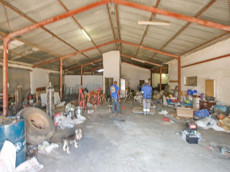 Okahandja:  Industrial property WITH HOME is for Sale - Photo 7