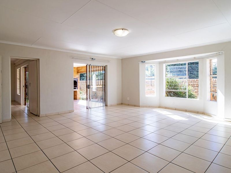 Lovely 3 bed, 2 bath cluster available in Northriding - Photo 10