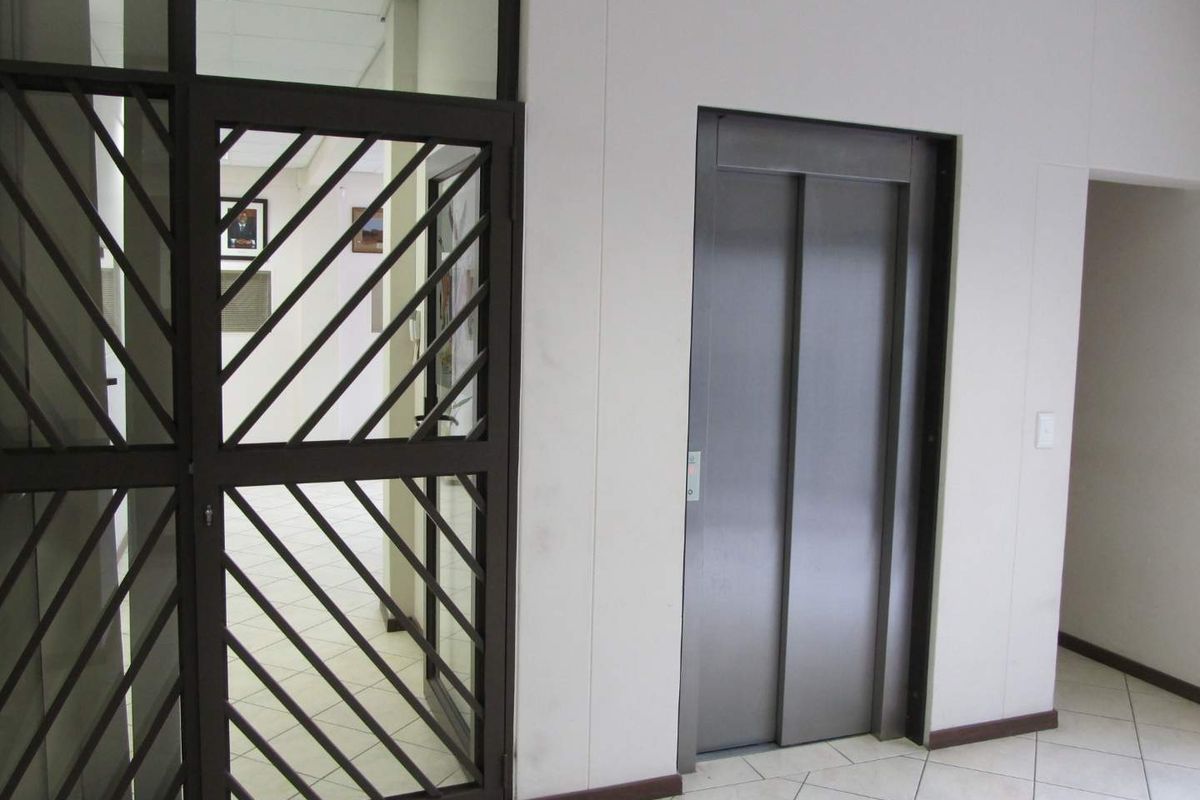 LARGE OFFICE SPACE ON TOP FLOOR OF MAKARIOS CENTRE - Photo 2