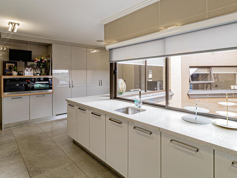 Luxurious Fully Furnished 4-Bedroom Double-Storey Home with Breathtaking Views in Roodekrans. - Photo 6