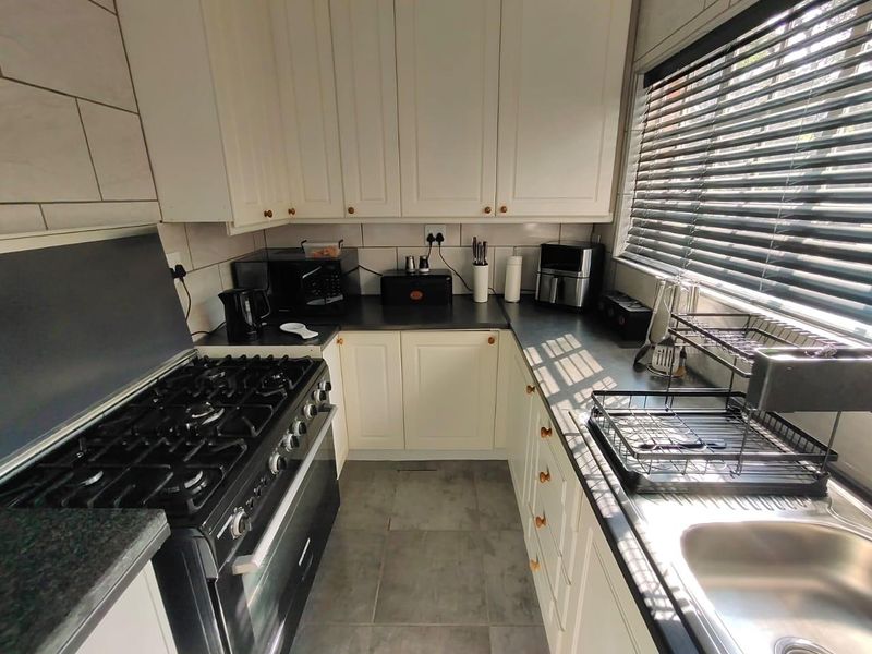 Stunning 2-Bedroom Home with Modern Upgrades - Photo 5