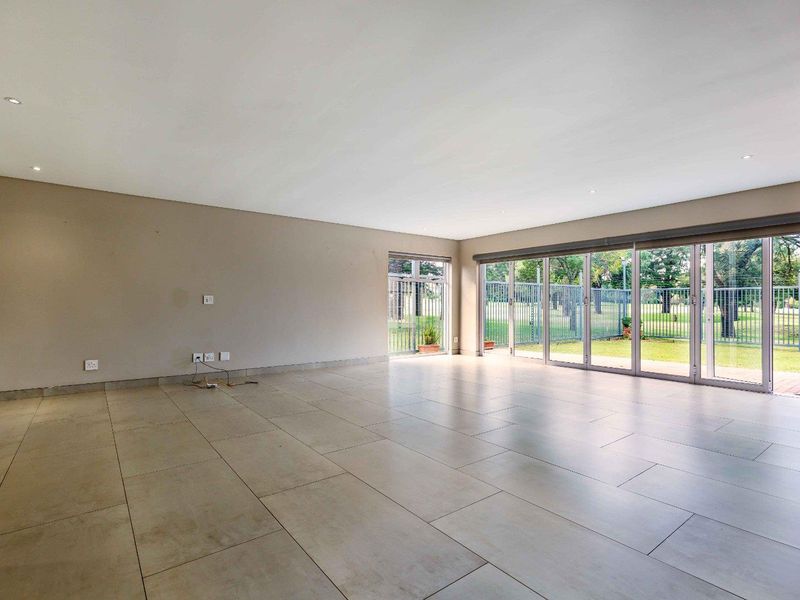 Large corner home in the popular Taemane Golf View Estate - Moreleta Park - Photo 3