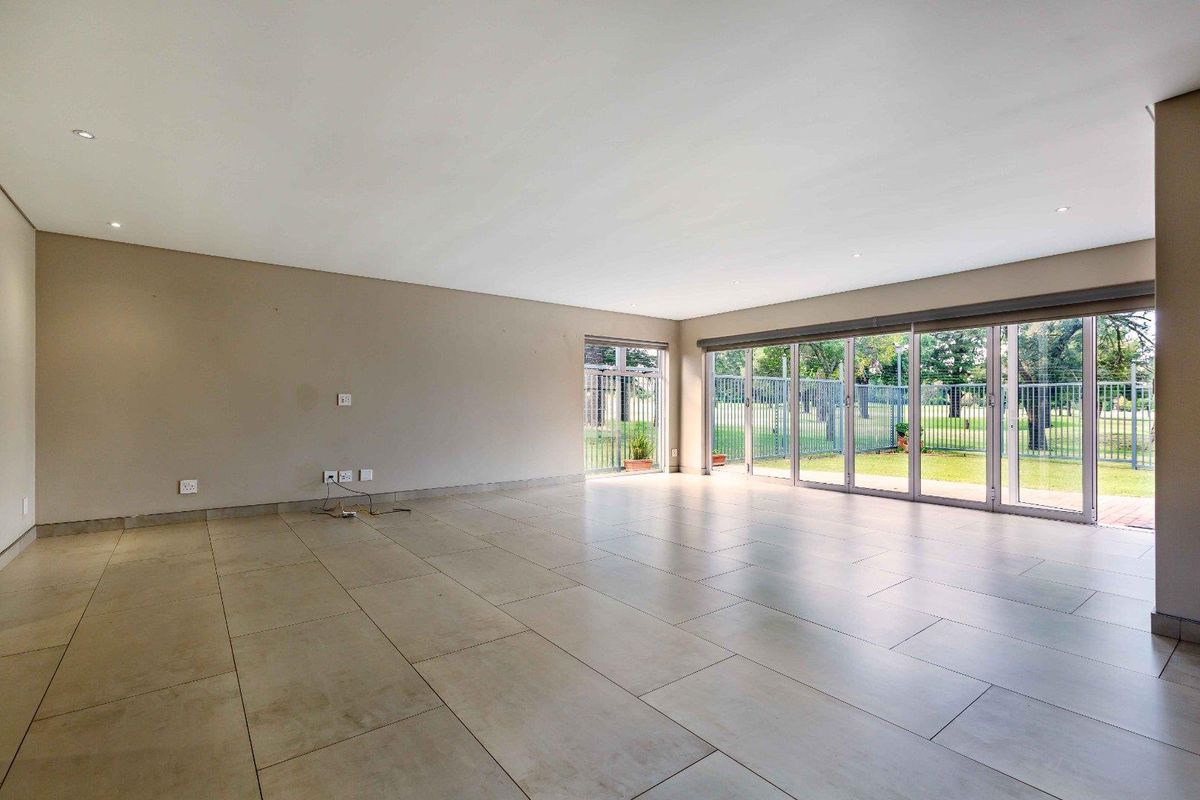 Large corner home in the popular Taemane Golf View Estate - Moreleta Park - Photo 3