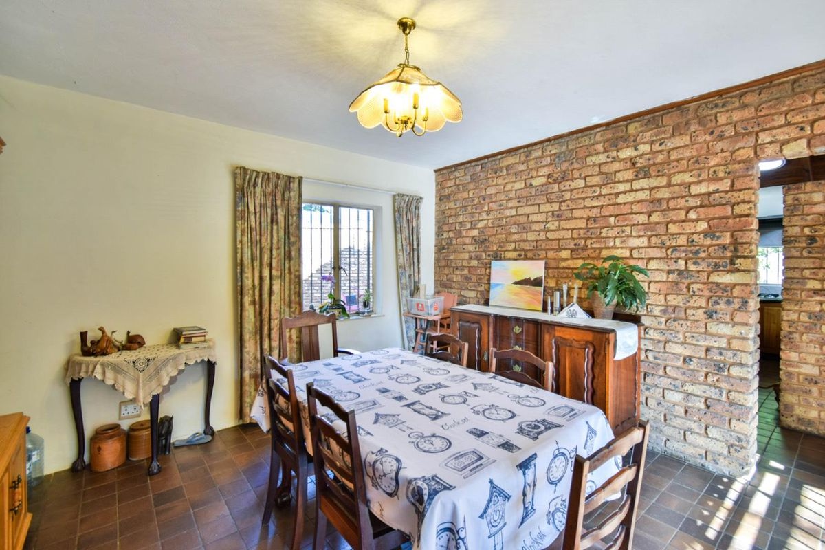 MUCH-LOVED FAMILY HOME IN OLD FAERIE GLEN - Photo 5