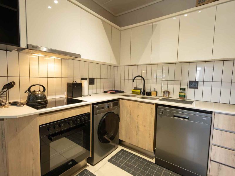 Contemporary 1-Bedroom Apartment in Secure Mooikloof Estate - Photo 3
