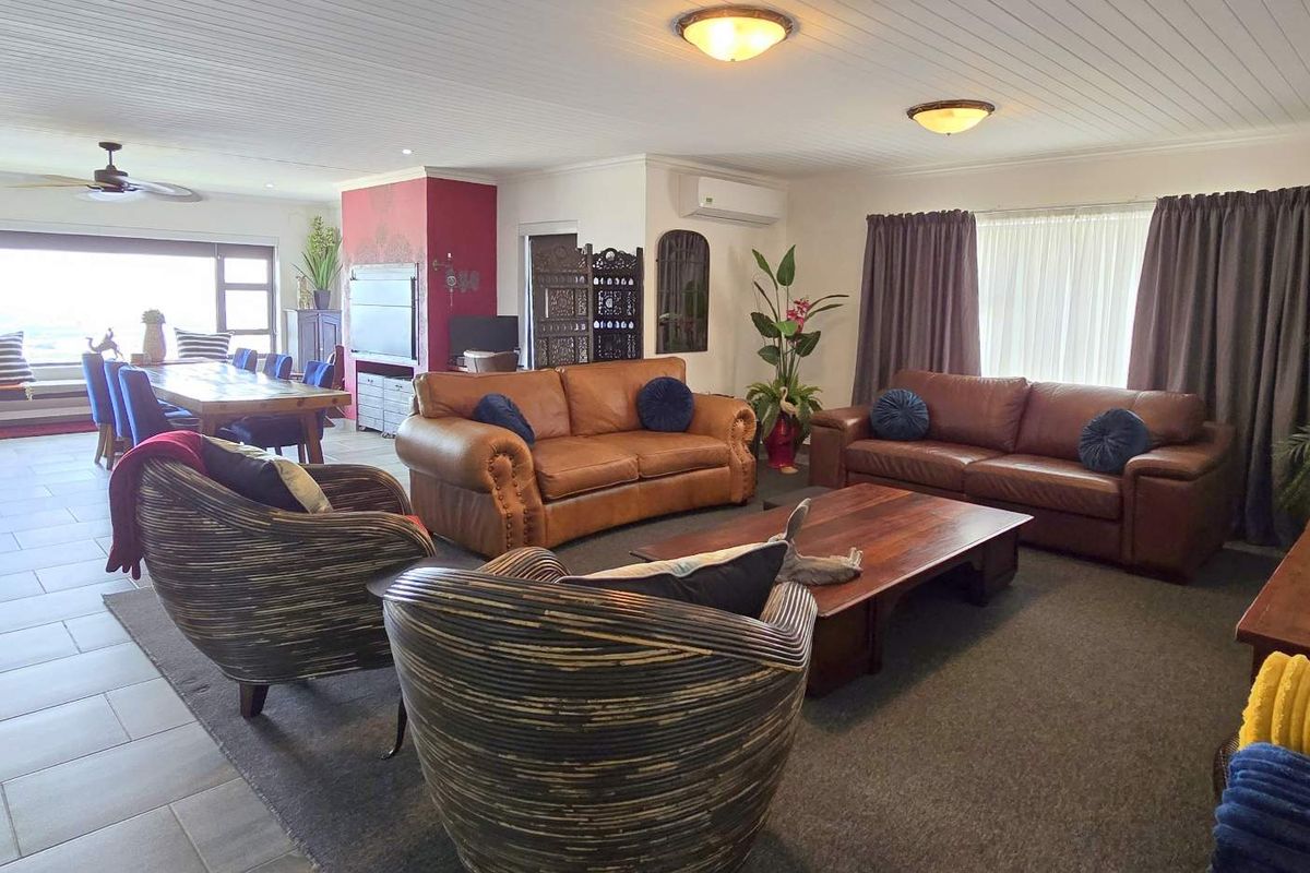 EXCLUSIVE COASTAL LIVING | PANORAMIC BAY VIEWS | 4 BEDROOM | DUAL LIVING POTENTIAL - Photo 5