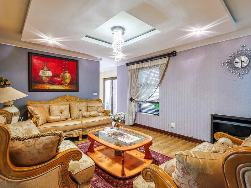 Elegant Family Living in Prestigious Thornwoods Estate, Faerie Glen - Photo 10