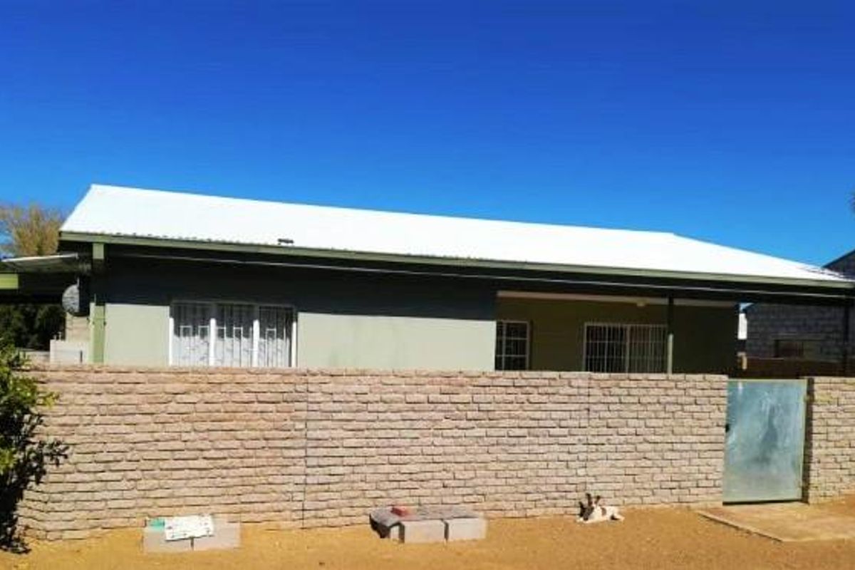 House with Flat for Sale in Westdene, Keetmanshoop - Photo 2