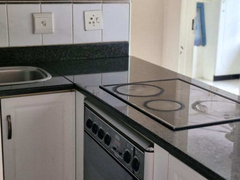 🏡 3-Bedroom First-Floor Apartment to Rent in Phoenix – Secure Complex with Pool - Photo 8