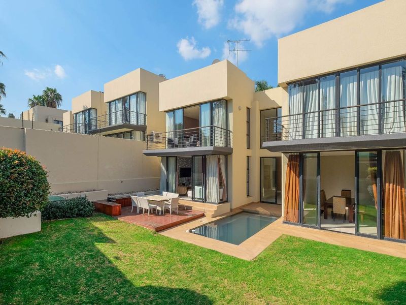 Upmarket Double Storey 3 Bedroom, 2.5 Bath Townhouse with its own splash pool - Photo 1