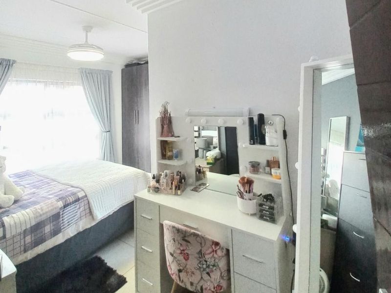 Morden Gem Apartment - Photo 10