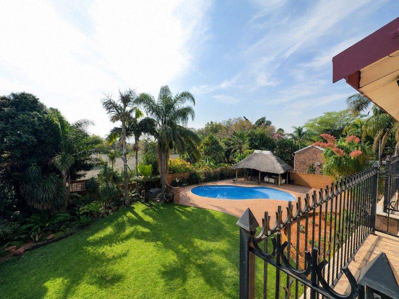 Spacious 4 Bedroom Family Home with Borehole, Pool, Butler's Pantry & 6 Garages - Photo 4