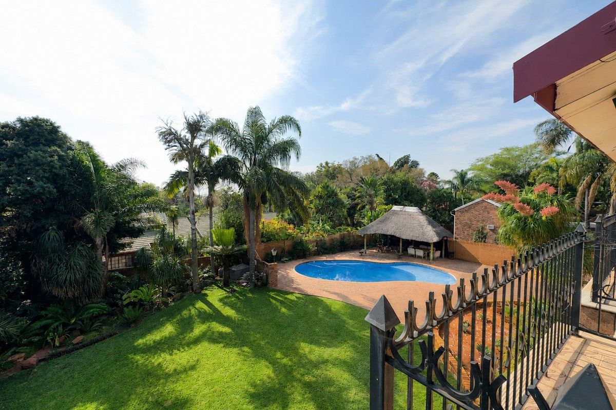 Spacious 4 Bedroom Family Home with Borehole, Pool, Butler's Pantry & 6 Garages - Photo 4