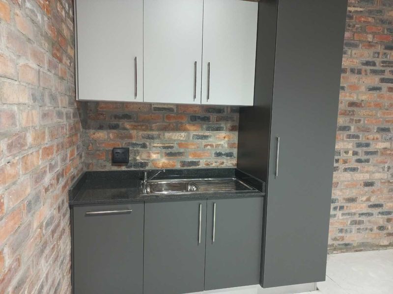 Single level warehouse space, Fairview. Available immediately! - Photo 9