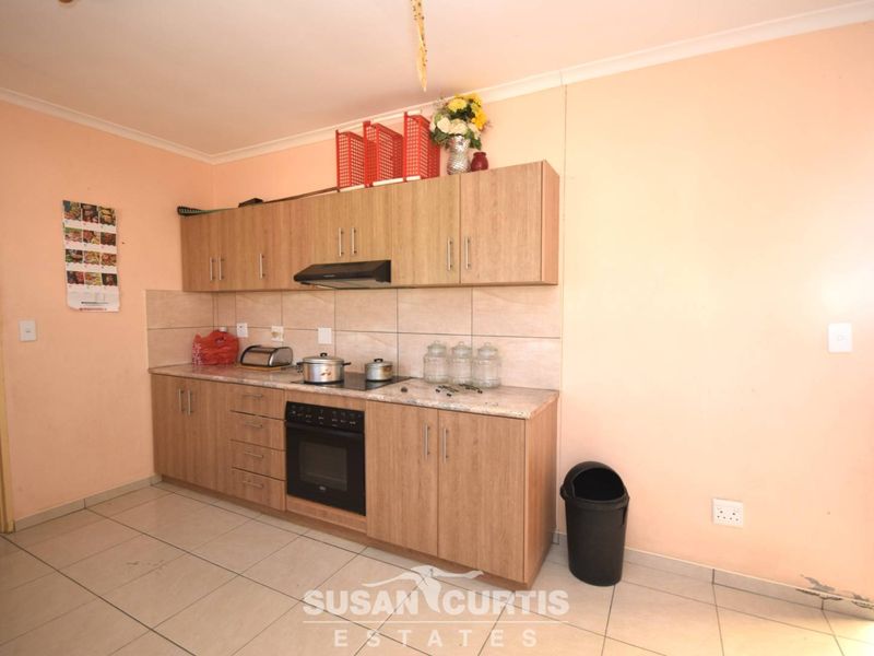 Live & Earn: 3-Bedroom House with Rental Flats! - Photo 4