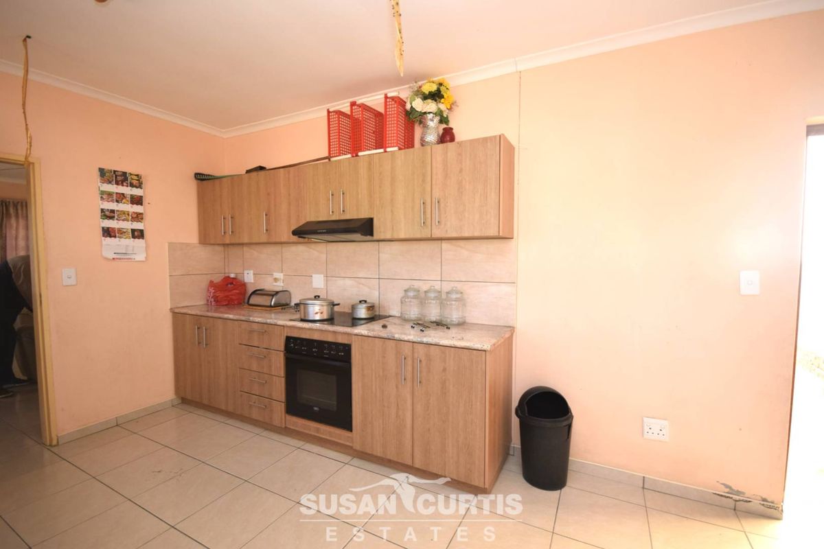 Live & Earn: 3-Bedroom House with Rental Flats! - Photo 4