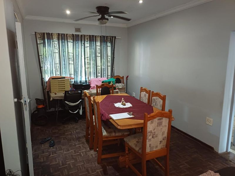 Spacious Family Home with Granny Flat, Pool & Drive-Through Garage in a Pet-Friendly Yard - Photo 6