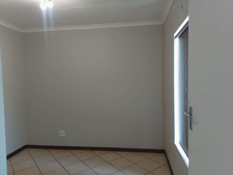 "Sleek Comforts and Security: Your Ideal Lock-Up Apartment!" - Photo 9