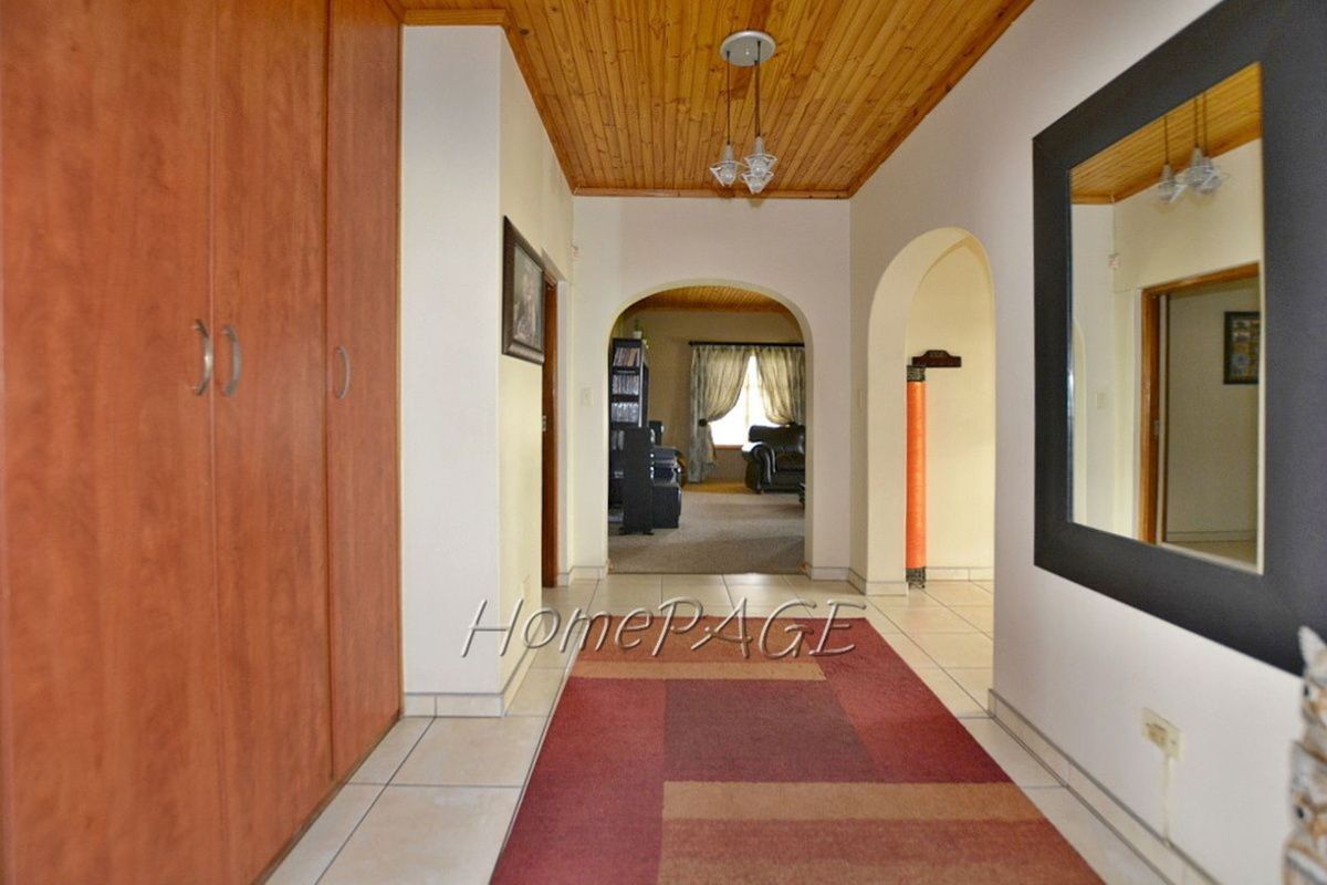 Central, Walvis Bay:  BEAUTIFUL, SPACIOUS HOME WITH FLAT FOR SALE - Photo 5