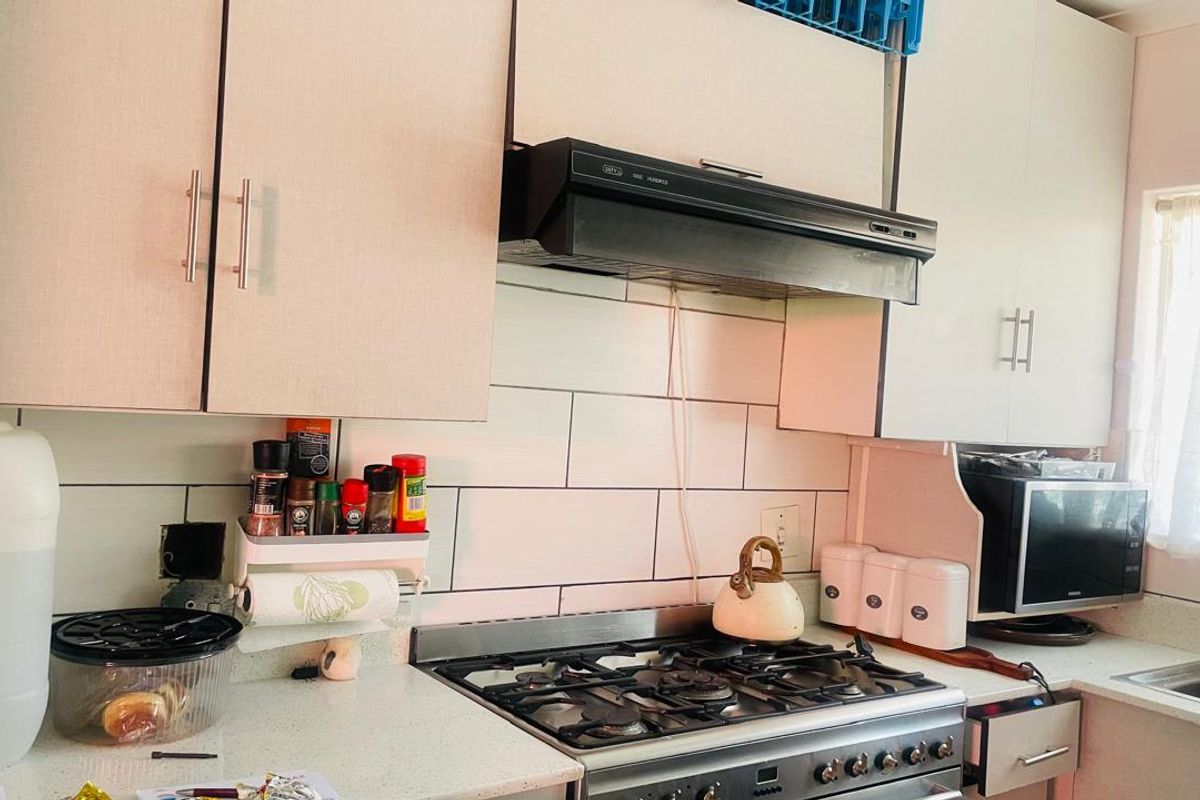 Simplex Townhouse For Sale - Photo 3