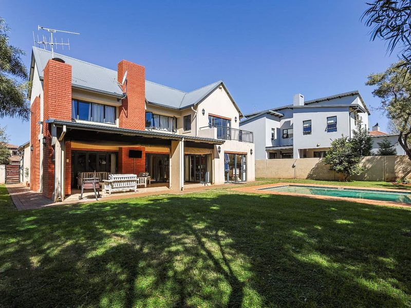 Stunning 4-Bed Corner Unit with Private Pool in Silverwood Estate - Photo 4